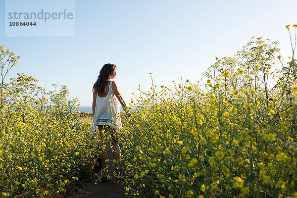 Frau im Feld der Wildblumen