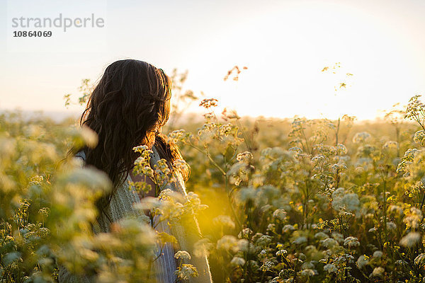 Frau im Feld der Wildblumen