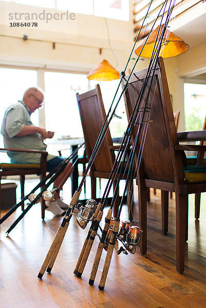 Mann arbeitet mit seinen Angelruten im Speisesaal