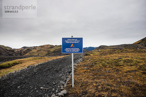 Warnschild auf der Straße zum Solheimajokull-Gletscher  Island