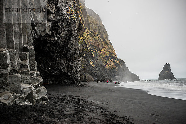 Schwarzer Sand und Höhle am Vulkanstrand  Vik  Island