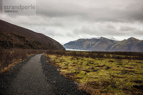 Straße in die Berge  Skaftafell-Nationalpark  Island