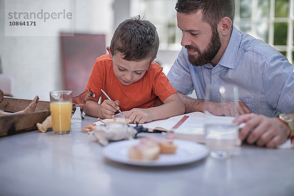 Vater lehrt Sohn das Schreiben