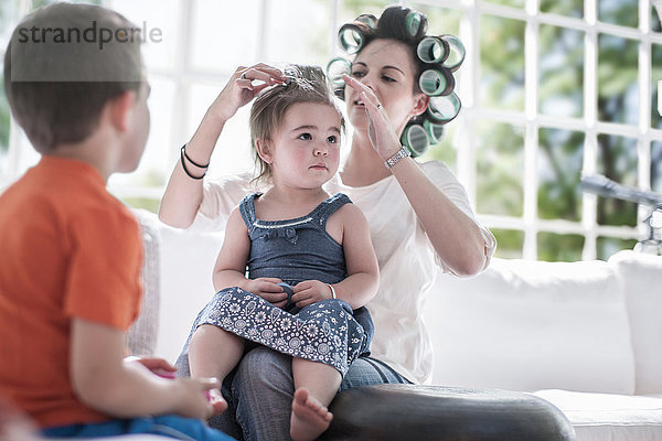 Mutter in Haarwicklern  rollende Haare der Tochter