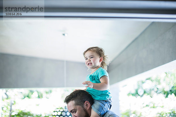 Vater mit Tochter auf den Schultern sitzend