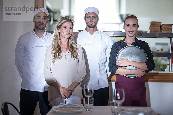 Köche und Kellnerinnen im Restaurant