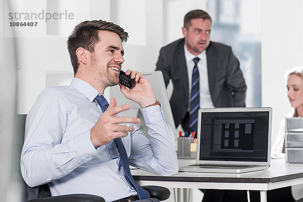 Geschäftsmann und Geschäftsfrau arbeiten  Kollege am Telefon im Büro