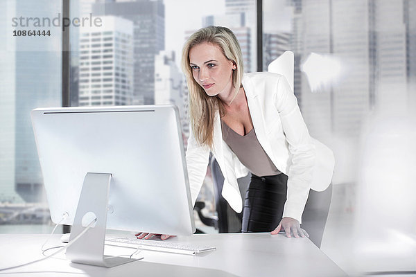 Geschäftsfrau mit Computer im Büro