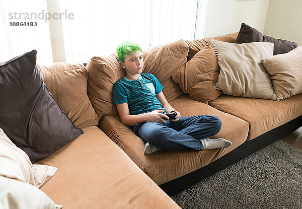 Junge spielt Videospiel auf dem Sofa