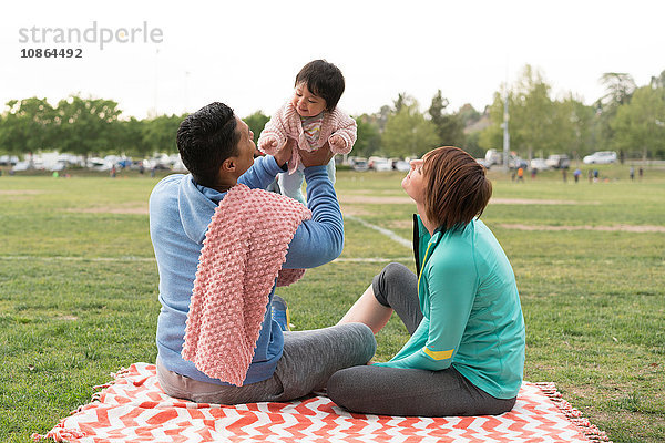 Paar spielt mit Baby im Park