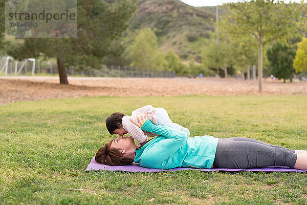 Mutter trainiert mit Baby im Park