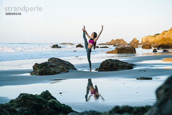 Junge Balletttänzerin steht auf einem Bein am Strand  Los Angeles  Kalifornien  USA