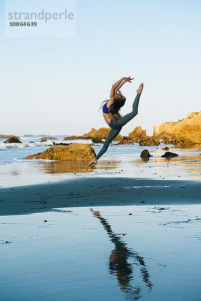 Junge Balletttänzerin springt am Strand in die Luft  Los Angeles  Kalifornien  USA