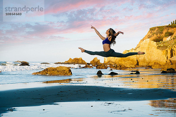 Junge Balletttänzerin springt am Strand in die Luft  Los Angeles  Kalifornien  USA