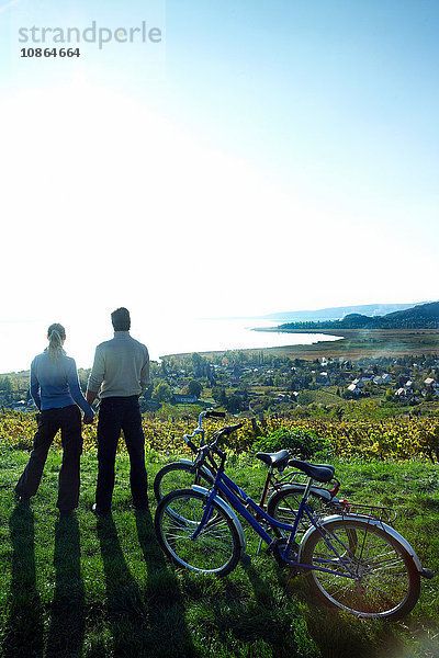 Radfahrerehepaar mit Blick auf Weinberge und Plattensee  Budapest  Ungarn