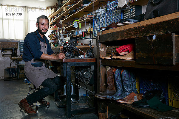 Porträt eines männlichen Schusters in einer traditionellen Schuhwerkstatt