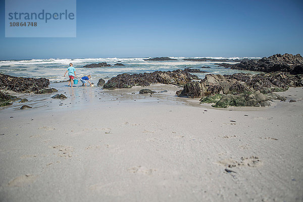 Zwei Jungen spielen mit Eimern am Strand  Kapstadt  Südafrika