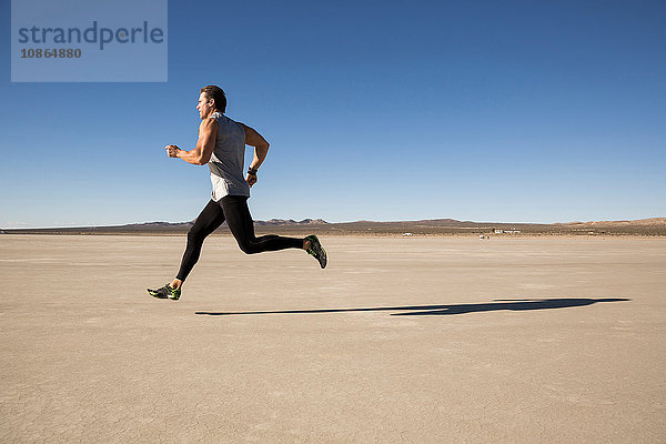 Männertraining  Laufen auf trockenem Seeboden  El Mirage  Kalifornien  USA