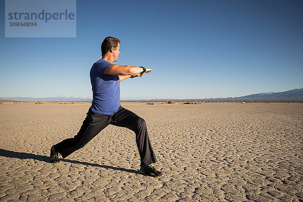 Männertraining  Stretching auf trockenem Seeboden  El Mirage  Kalifornien  USA