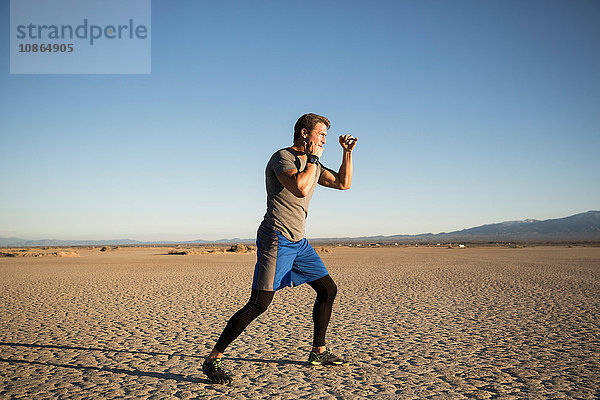 Kickboxtraining für Männer auf trockenem Seeboden  El Mirage  Kalifornien  USA