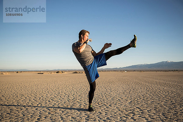 Kickbox-Training für Männer  Treten auf trockenem Seeboden  El Mirage  Kalifornien  USA