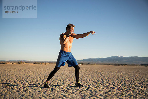 Kickboxtraining für Männer  Schläge auf trockenem Seeboden  El Mirage  Kalifornien  USA