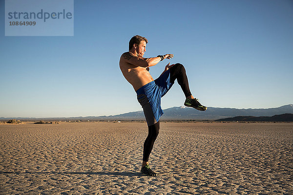Kickboxertraining für männliche Kickboxer auf trockenem Seeboden  El Mirage  Kalifornien  USA