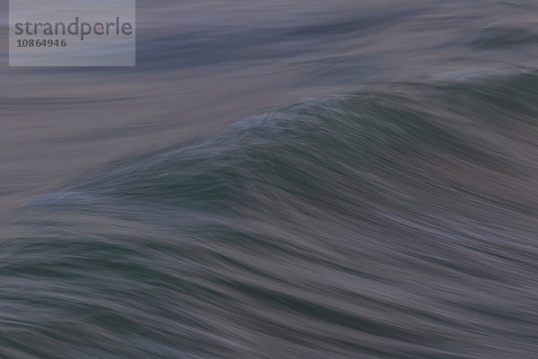 Wellenmuster im Pazifischen Ozean nach Sonnenuntergang  Pazifikstrand  San Diego  CA  USA