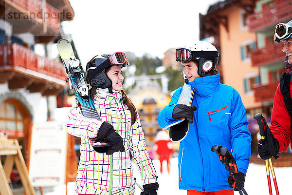 Teenager  Mädchen und Junge  Skier tragen