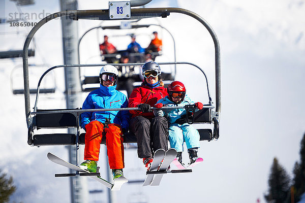 Mutter und zwei Söhne im Skilift