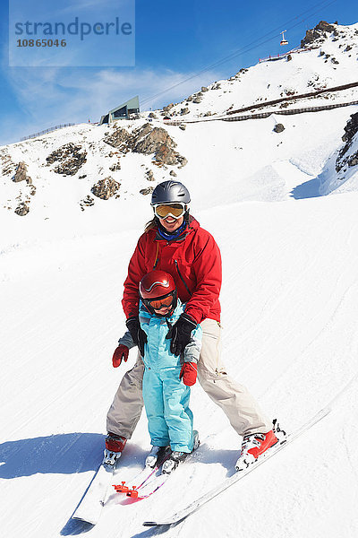Porträt von Mutter und Sohn auf Skiern