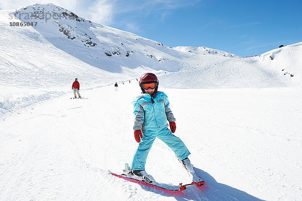 Porträt eines kleinen Jungen auf Skiern