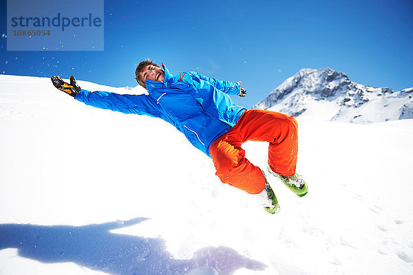Teenager Junge albert herum  springt im Schnee