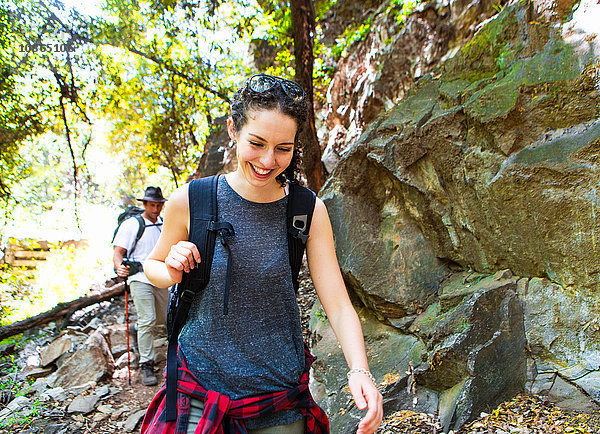Junge Wandererinnen und Wanderer wandern an Felsen im Wald  Arcadia  Kalifornien  USA
