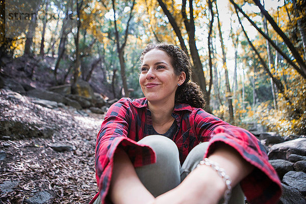 Junge Wanderin im Wald sitzend  Arcadia  Kalifornien  USA