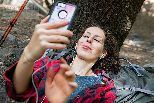 Junge Wanderin beim Smartphone-Selfie im Wald  Arcadia  Kalifornien  USA