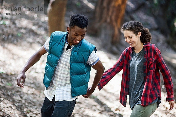 Junges Wanderpaar hält beim Wandern im Wald Händchen  Arcadia  Kalifornien  USA