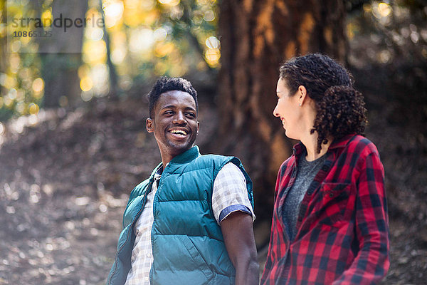 Romantisches junges Wanderpaar beim Wandern im Wald  Arkadien  Kalifornien  USA