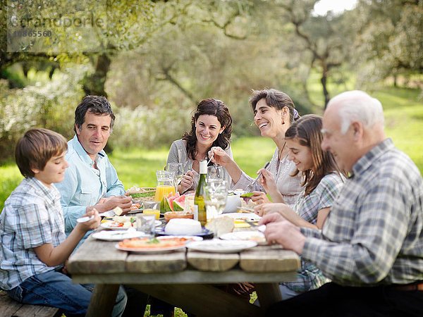 Familie isst auf dem Land