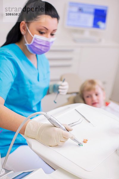 Zahnarzt führt Zahnbehandlung bei Mädchen in Zahnklinik durch
