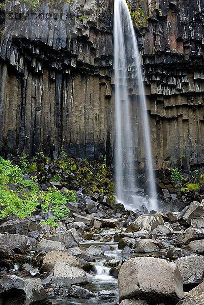 Wasserfall über Felsklippe