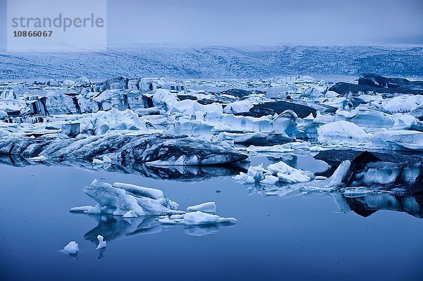 In Gletscherwasser schwimmende Eisberge