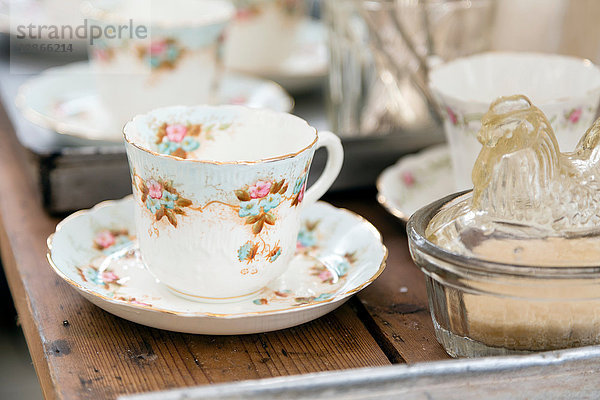 Klassische Teetasse mit Untertasse auf Holztisch