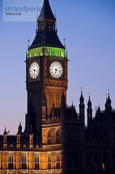 Big Ben Uhrenturm leuchtet nachts auf