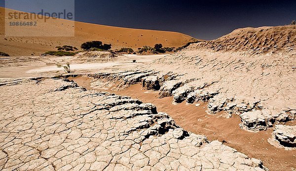 Zerklüftete Erde in Wüstenlandschaft
