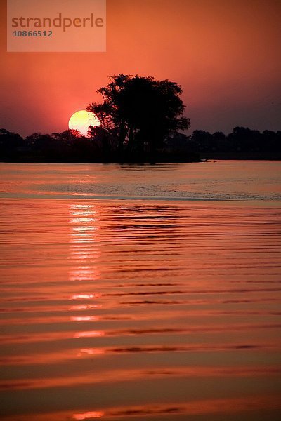 Sonnenuntergang über kräuselndem See