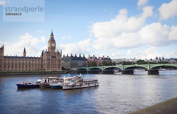 Brücke und Gebäude am städtischen Fluss