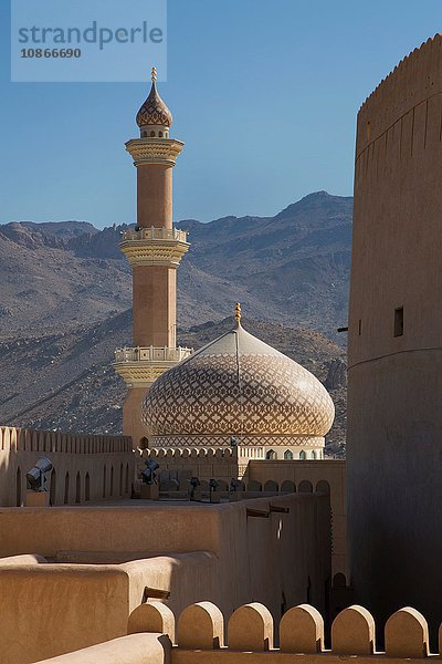 Kuppeln einer Moschee in Wüstenlandschaft