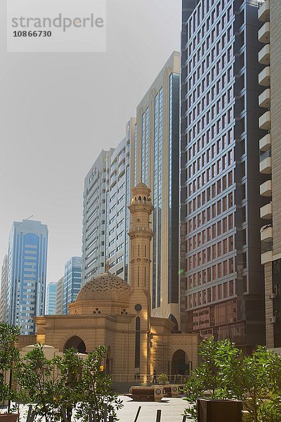 Wolkenkratzer und Moschee in Abu Dhabi