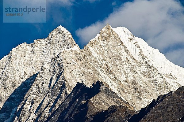 Schneebedeckte Berggipfel und Wolken